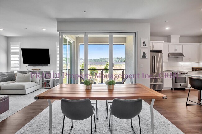 Building Photo - Stunning Newer Home with Quality Finishes,...