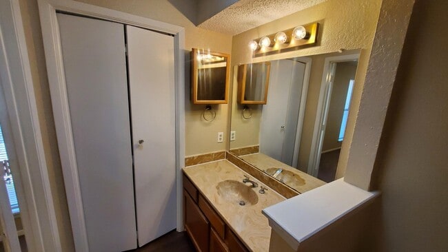Building Photo - 2 bedroom 2 bath Duplex in Rowlett!