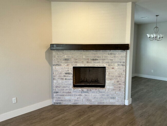 Foto del edificio - 4/2/2 GODLEY ISD - Two Story Home - Fireplace
