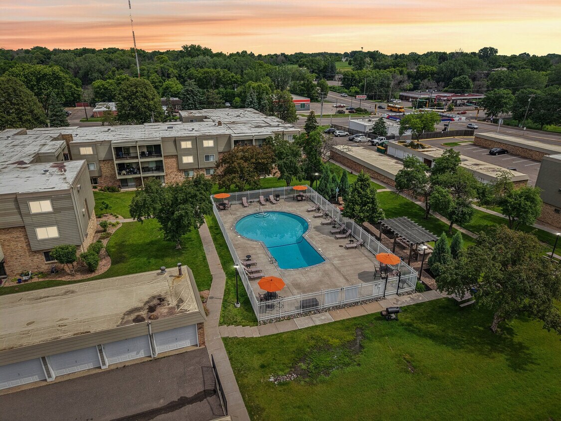 Foto principal - Royal Oaks Apartments