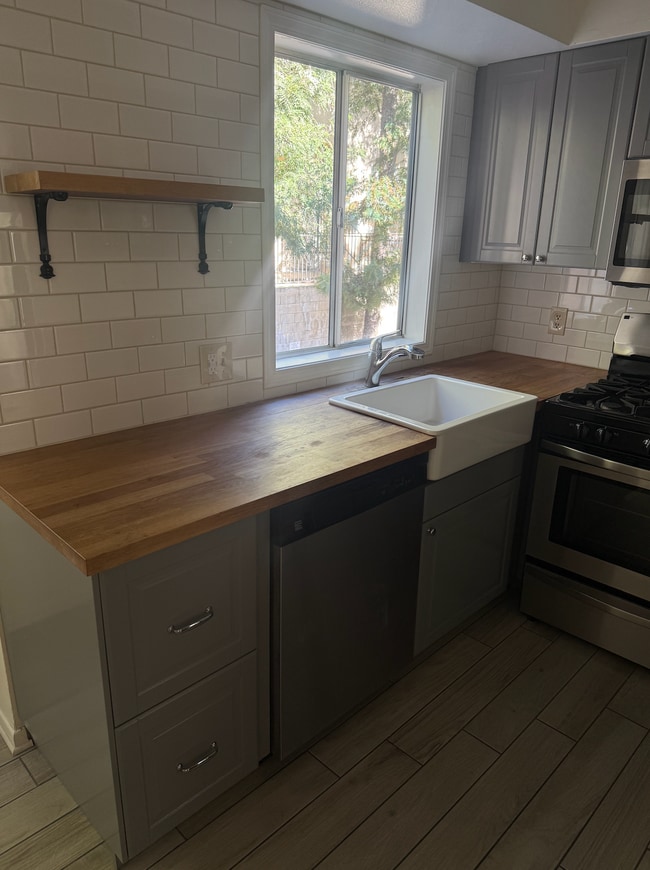 Building Photo - 7320 Balboa Blvd