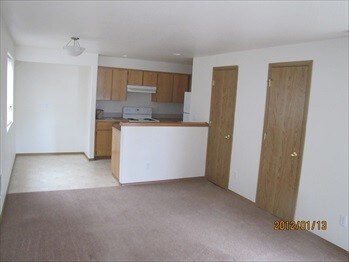 Foto del edificio - Spacious town home with off street parking