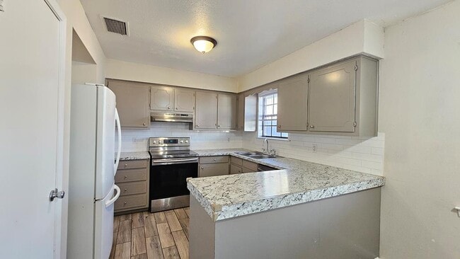 Building Photo - 2042 Magill St