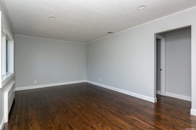 Building Photo - 23 Plainview Rd