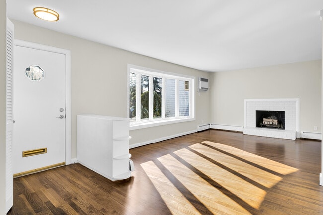 Building Photo - 26 Seminole Cir