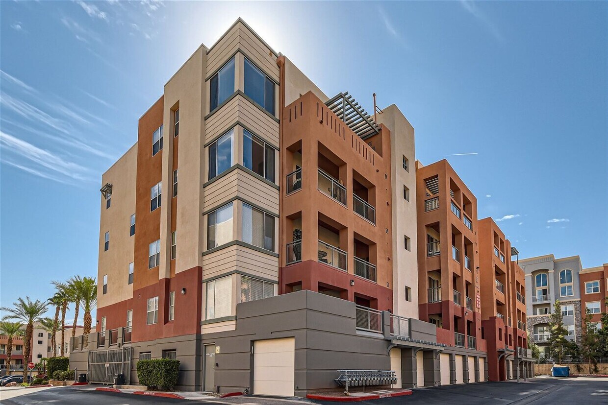 Primary Photo - 2 Bedroom Mid-Rise Condo at PARK AVENUE!