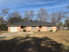 Building Photo - 2621 Norwich Dr