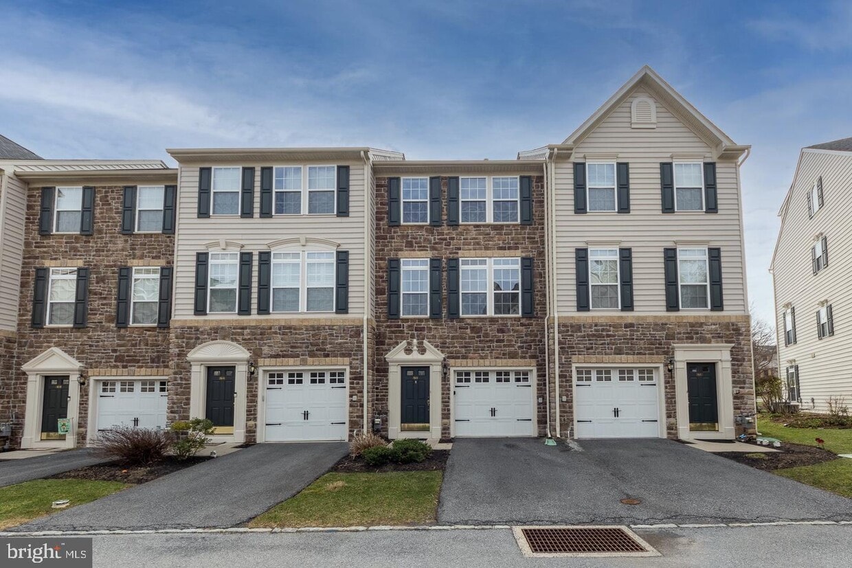 1644 Oakridge Ln, Hellertown, PA 18055 Townhome Rentals in Hellertown