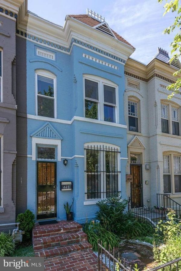 Foto del edificio - Stunning Townhome w/FREE Parking in Mount ...