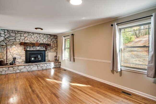 Building Photo - Large Family Home close to WCU