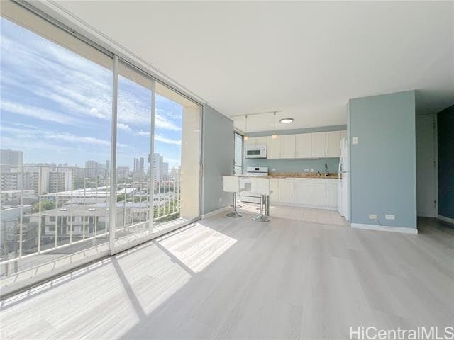 Building Photo - 1702 Kewalo St