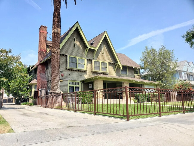 Building Photo - 2667 Menlo Ave