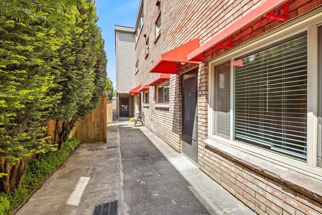 Foto del edificio - NEW, HIGH-END RENOVATED  1 bed / 1 bath at the Lydia in Ballard! In-Unit Laundry!