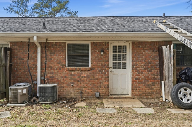 Building Photo - 3681 Lynn Dr