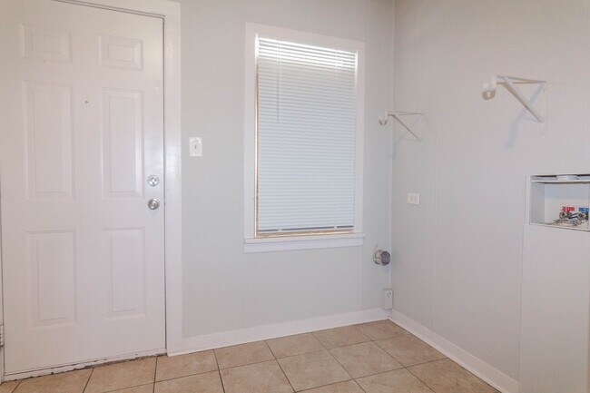 Foto del edificio - Pre-Leasing  - 2 bed 1 bath