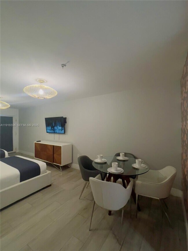 Foto del edificio - 6755 Harding Ave