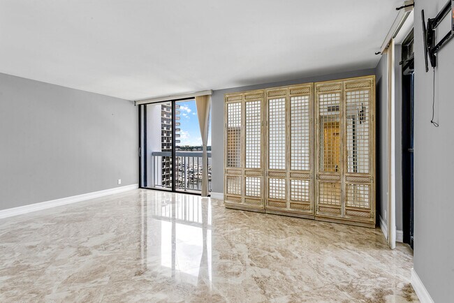 Foto del edificio - 115 Lakeshore Dr