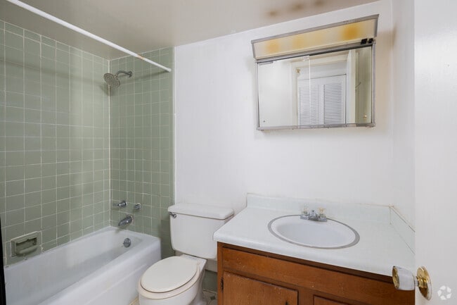 1BR, 1BA - 675SF - Bathroom - Fort King Manor - Unbeatable Location