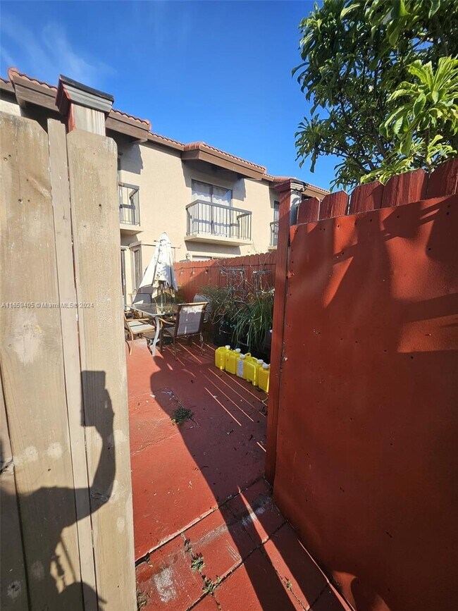 Foto del edificio - 1903 SW 107th Ave