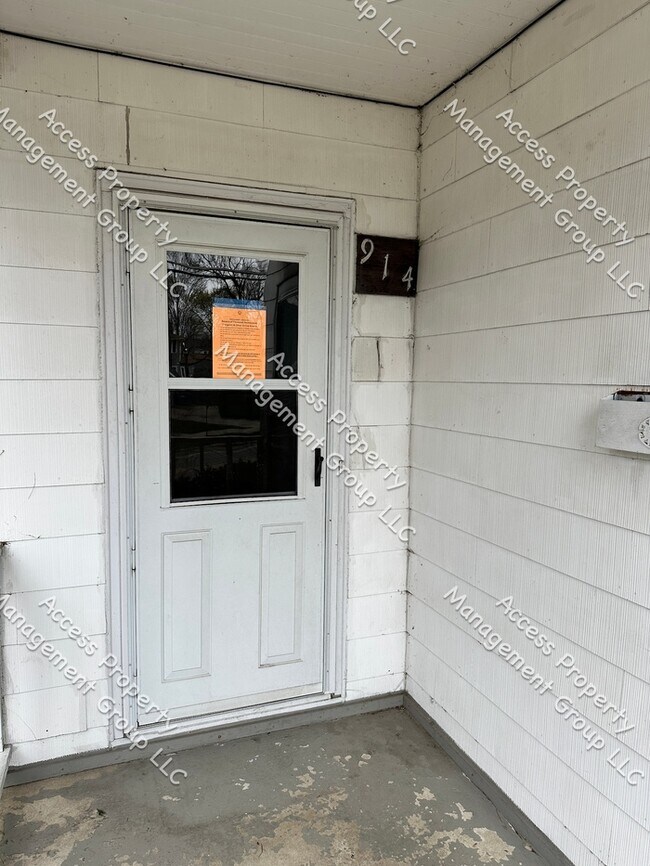 Building Photo - NW Side 3 Bedroom with off-street Parking