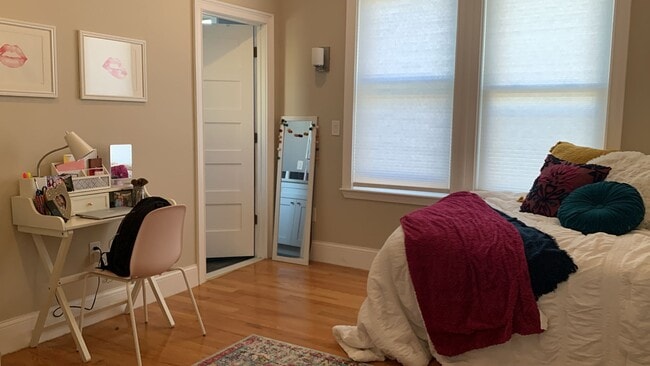 Building Photo - Brighton 7 Bed / 7 Bath – Massive Unit – Central A/C – No Fee – 8/15