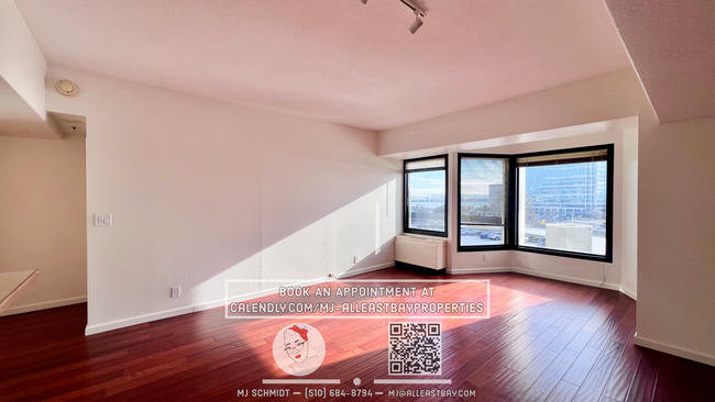 Building Photo - Stunning bay views in this light filled 1-...