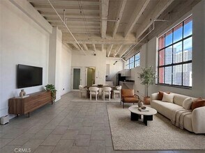 Building Photo - 312 W 5th St