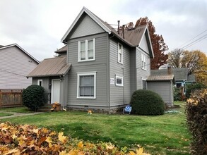 Building Photo - 805-807 SW 5th St