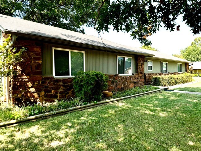 Foto del edificio - 601 Rosewood Ct