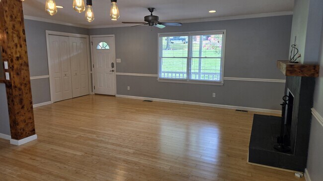 Building Photo - 474 Robin Ln