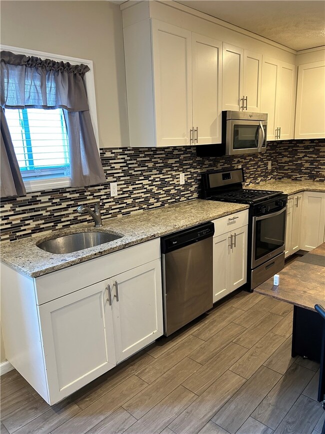 Building Photo - 256 E 14th St