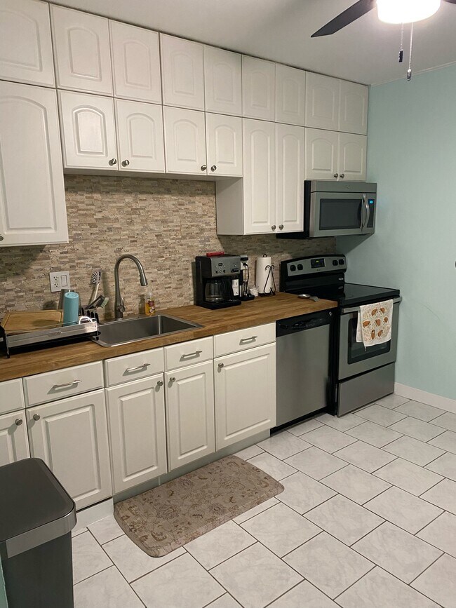 Kitchen - 400 Glendale Rd