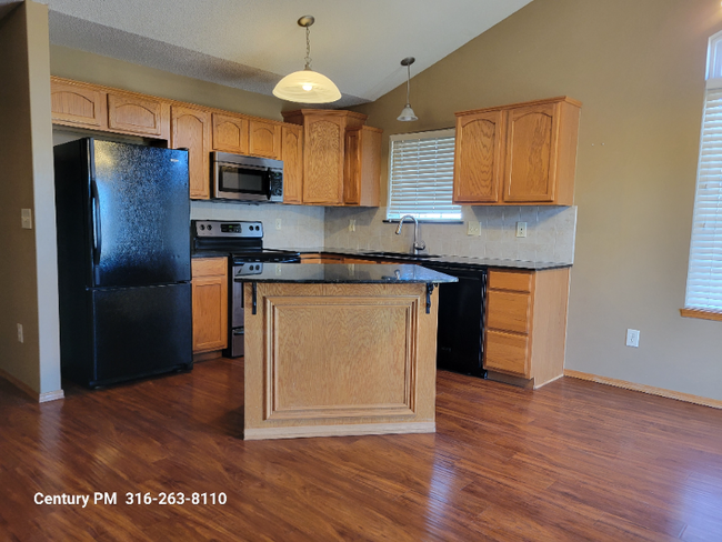 Building Photo - 6021 E Ironhorse Cir