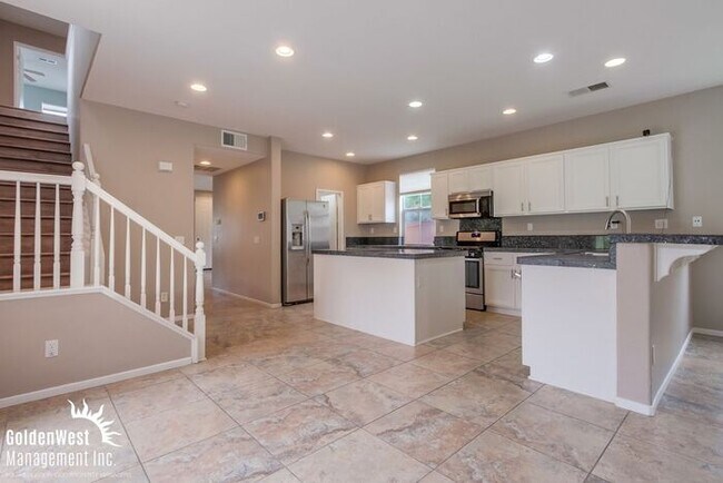 Foto del edificio - Stunning  5Bdm 3.5Ba  Home with Private Backyard in Prime Location of Oceanside!