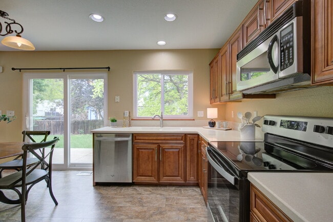 Building Photo - "Charming 3-Bedroom Retreat with 3.5 Baths...