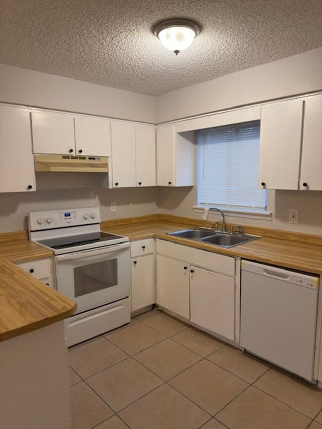 Building Photo - 111 S East St