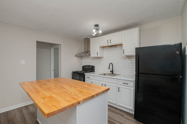 Foto del edificio - 3030 Cleinview Ave