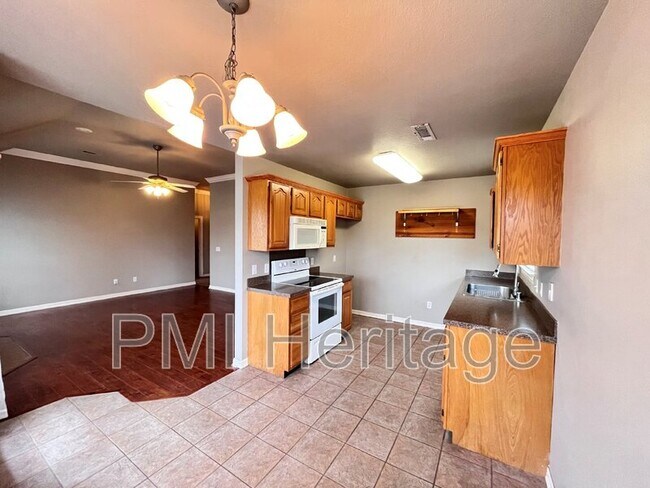 Foto del edificio - 683 Golden Meadow Ave