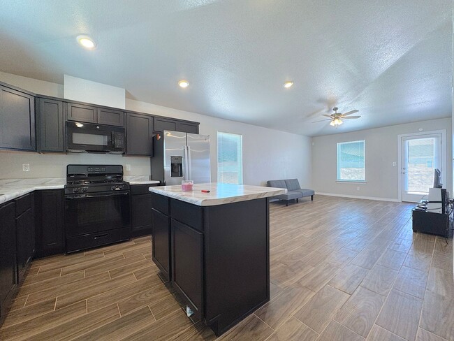 Building Photo - East El Paso 3 bed 2 Bath Refrig A/C!