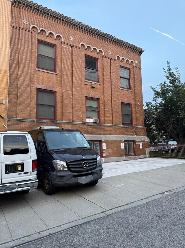 Building Photo - 2000 West St