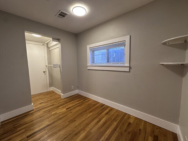 Foto del edificio - September’s Rent Free!! Charming One-Bedro...