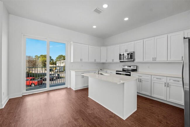 Building Photo - 5732 Biscayne Ct