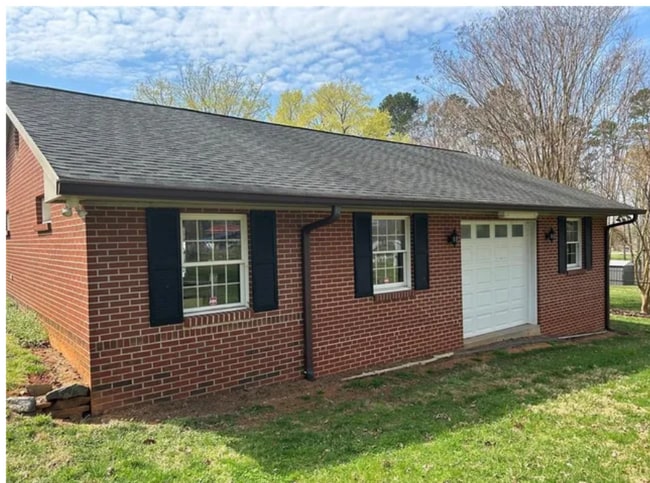 Building Photo - 6170 Vienna Dozier Rd