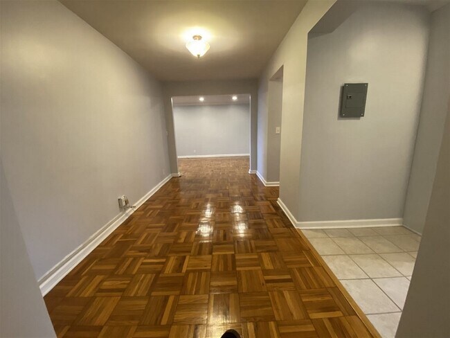 Foto del edificio - 8350 Boulevard E