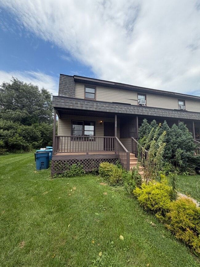 Building Photo - 220 Adams Ln