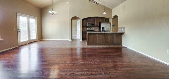 Building Photo - Beautiful 4-bedroom 2 bath Home in Centert...