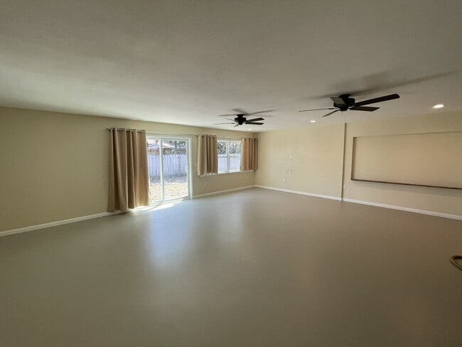 Foto del edificio - 6185 Deming Ave