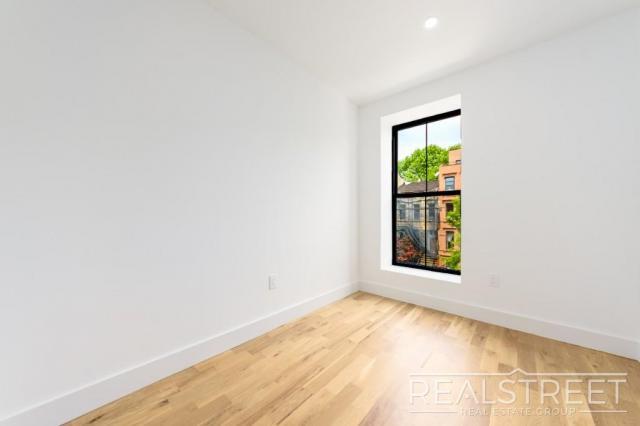 Foto del edificio - 3 bedroom in Brooklyn NY 11207