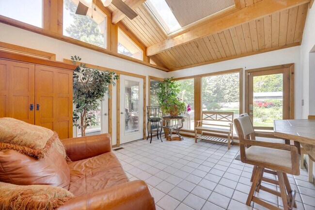 Building Photo - 19 Crescent Ln