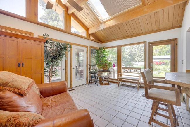 Building Photo - 19 Crescent Ln